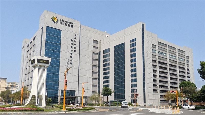 台股大跌,封測龍頭日月光投控(3711)盤中一度被打至跌停板,觸及679元價位,等於直接打8折,但法人卻老神在在,強調在全球AI基建潮推升下,日月光高階封測產能將一路滿載至2027年,喊出「買進」評等並將目標價調升至820元。圖為日月光集團總部。(圖/翻攝自維基百科)