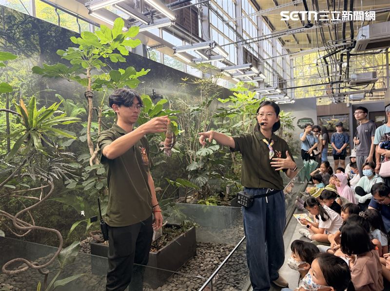 頑皮世界於光復連假期間安排多場動物解說活動,讓遊客透過保育員的分享,更加了解動物們的習性。(圖/頑皮世界提供)