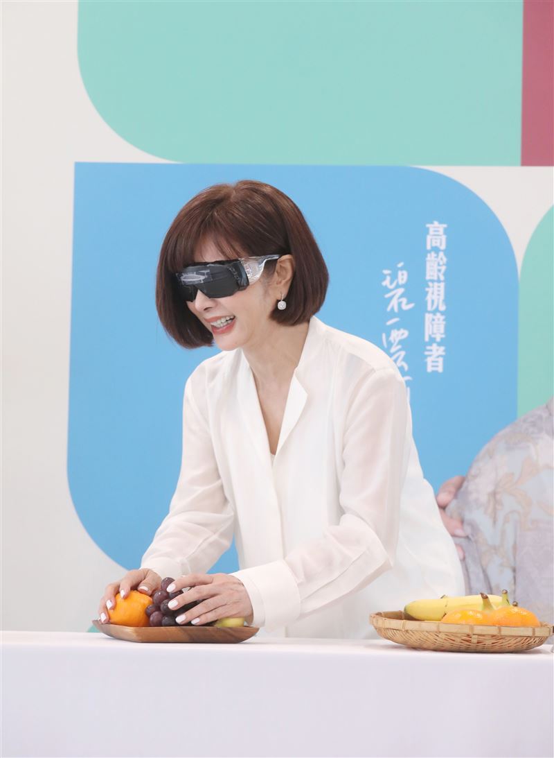 陳美鳳戴上眼鏡，體驗阿嬤生活日常。（圖／愛盲基金會提供）