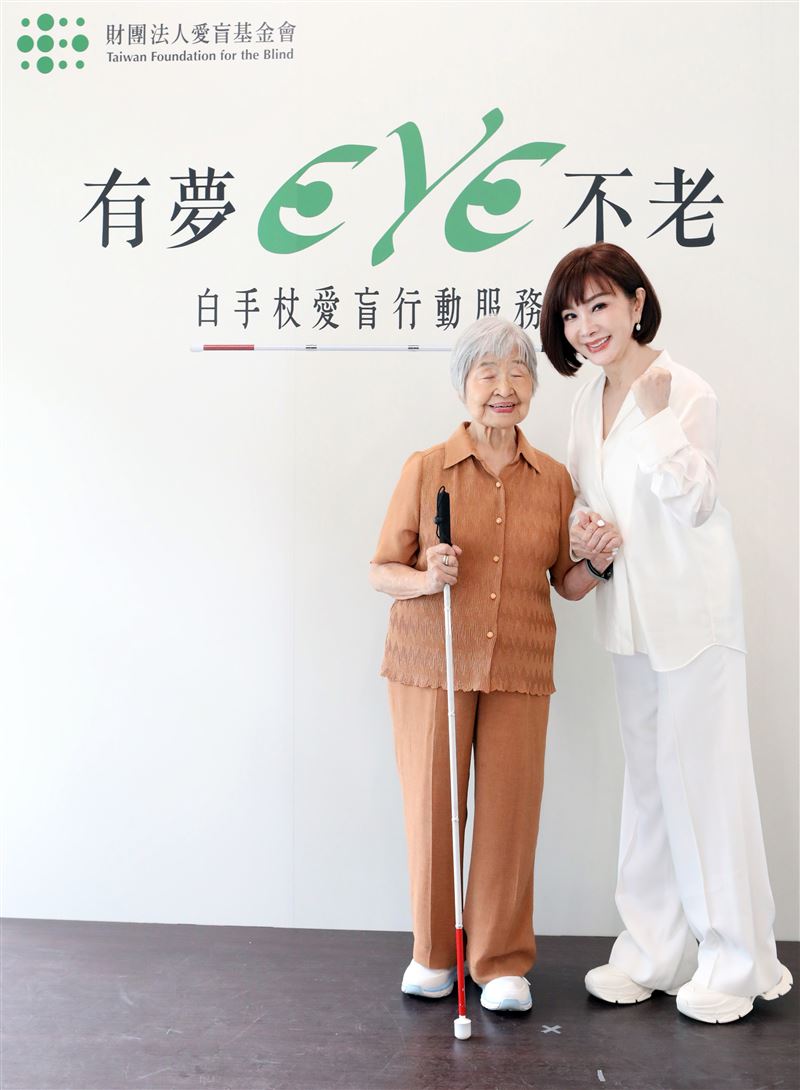 陳美鳳與92歲「碧雲阿嬤」宛如親姊妹。（圖／愛盲基金會提供）