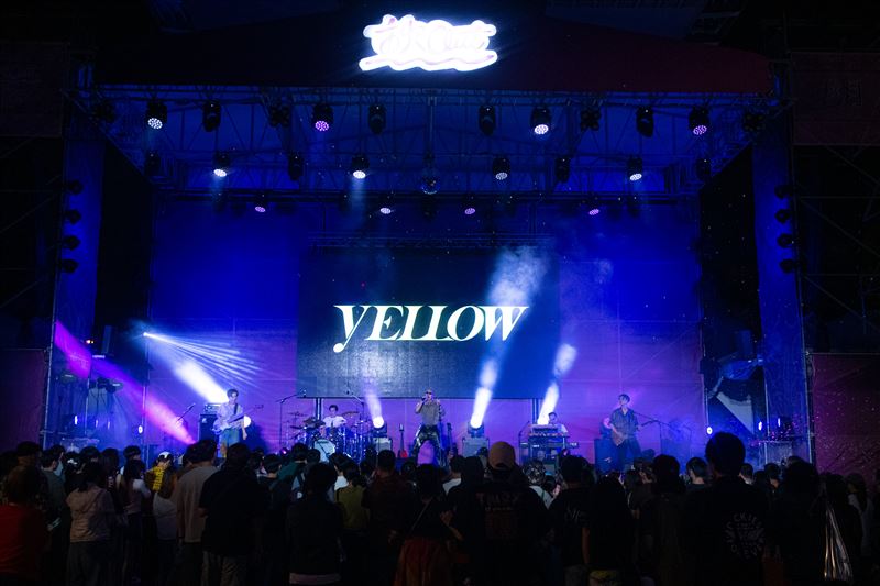 YELLOW黃宣帶來多首全新創作歌曲，讓樂迷大感不虛此行，也為兩天秋Out音樂節畫下完美句點。（圖／PIPE Live Music提供）