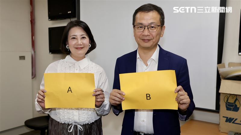 台北市長選舉辯論第二次協調會中,沈伯洋陣營和蔣萬安陣營代表抽籤,決定申論順序