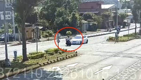 黃男突然從外側車道左轉,導致後方駕駛鍾女閃避不及撞上。(圖/翻攝畫面)