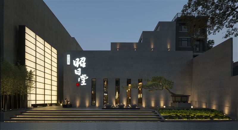 位於台中七期的「昭日堂燒肉」,將日式燒肉結合精修刀工、創意料理與專業桌邊代烤服務,讓聚餐不必忙著照看烤網,也能從容品味料理。(圖/品牌業者提供)
