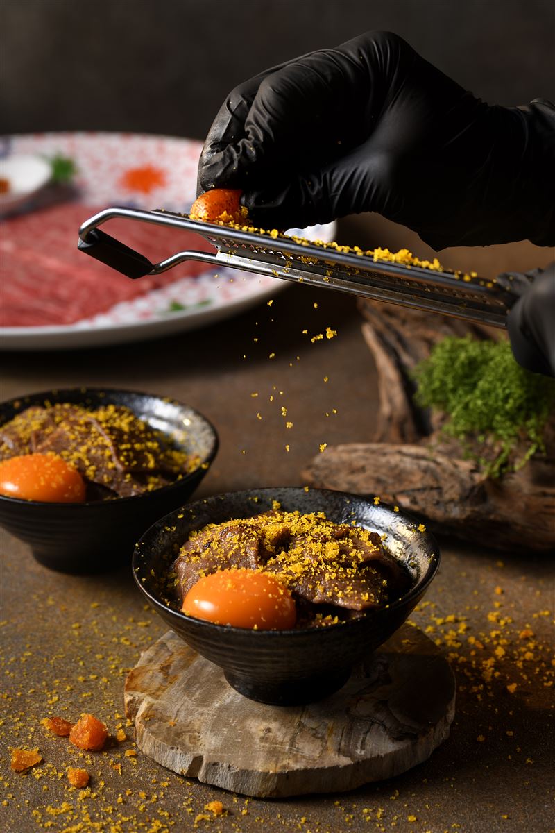 日本A5和牛板燒佐黃金烏魚子松露炊飯。(圖/品牌業者提供)