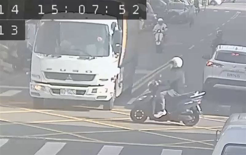 雙方行經方向皆設有「停」字標線,甘男碰撞大貨車送醫不治。(圖/翻攝畫面)
