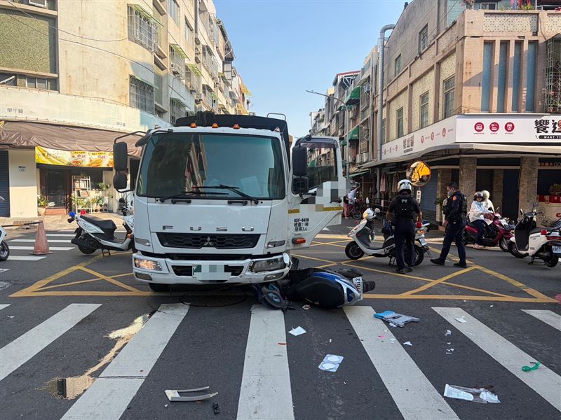 甘男當場被撞飛倒地、失去意識,送醫搶救仍身亡。(圖/翻攝畫面)
