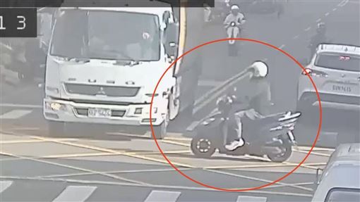 69歲阿北碰撞大貨車被鏟飛！濺血送醫不治