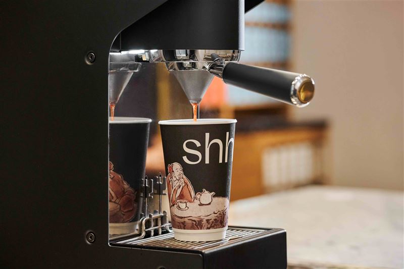 Tea in Hand皆以smith+hsu「原葉茶」為基底,每一杯都依茶款特性調整輕研、預浸與壓力萃取設定,呈現不同於壺飲的茶感與風味。(圖/品牌業者提供)
