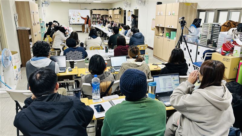 台師大PASSION扎根教學團隊與博幼基金會今(15)日舉行記者會,公布自2022年啟動的偏鄉英語師資培育成果。圖為教授和種子教師坐在教室後方照。(圖/台灣師範大學提供)