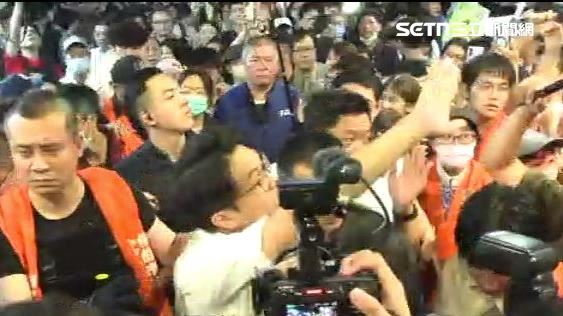 沈伯洋夜市掃街開靜音模式　網讚：高水準