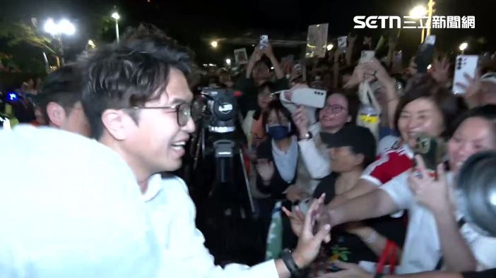 晚間「市長，你給我聽好了」肥皂箱開講活動現場，沈伯洋與支持者致意。（圖／翻攝畫面）