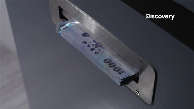 第一銀行全台多處ATM提款機在無人操作下自行吐鈔。（圖／Discovery提供）