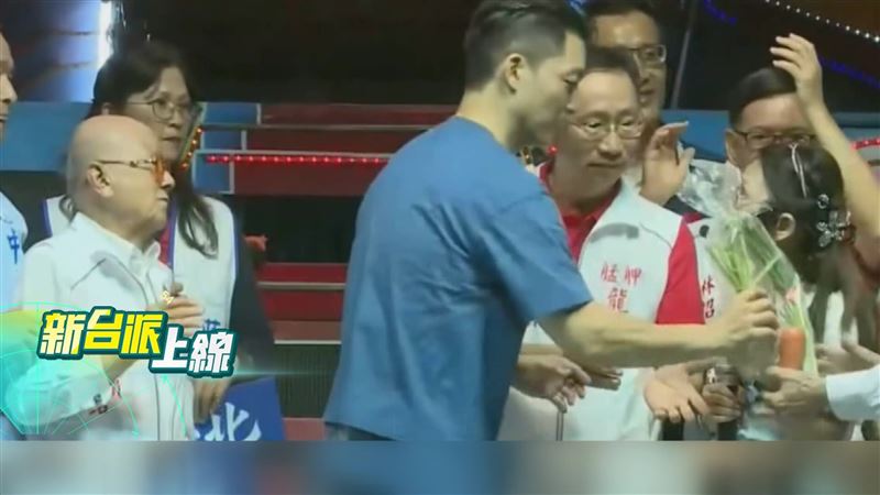 被甘蔗嚇到怕爆宮廟？蔣萬安搶菜頭被笑爆