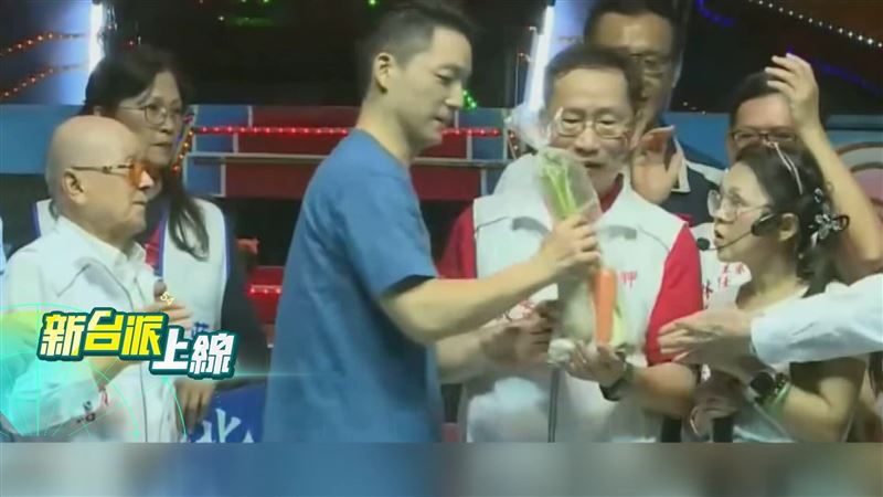 蔣萬安疑似過度緊張,竟搶過旁人遞上來的菜頭,反過來頒給主委。(圖/新台派上線)