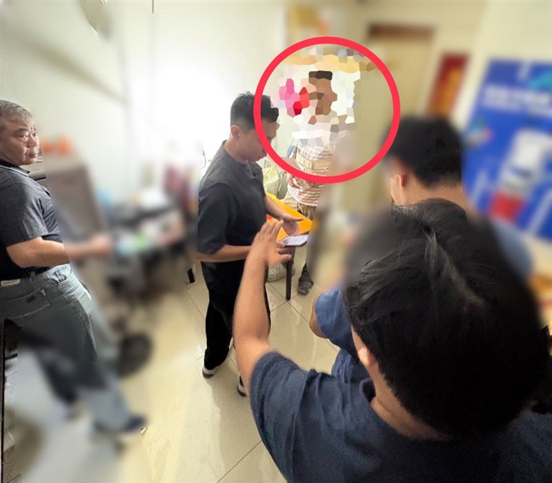 經警方調閱監視器與過濾事證後,發現辦公室遭潑魚內臟涉嫌自導自演。(圖/翻攝畫面)