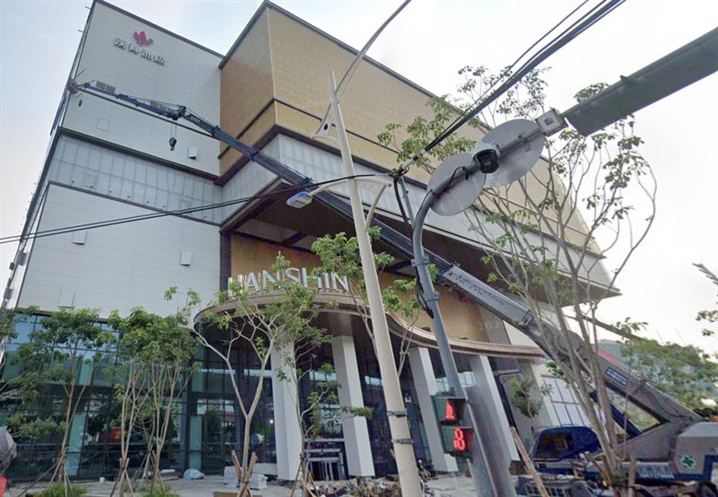 台中市驚傳高中生墜樓憾事!一名16歲品學兼優的女高一生,14日缺席第一次段考且未搭上校車,家長急報案協尋,最終卻傳出在購物廣場墜樓身亡的悲劇。(圖/翻攝自Google Maps)