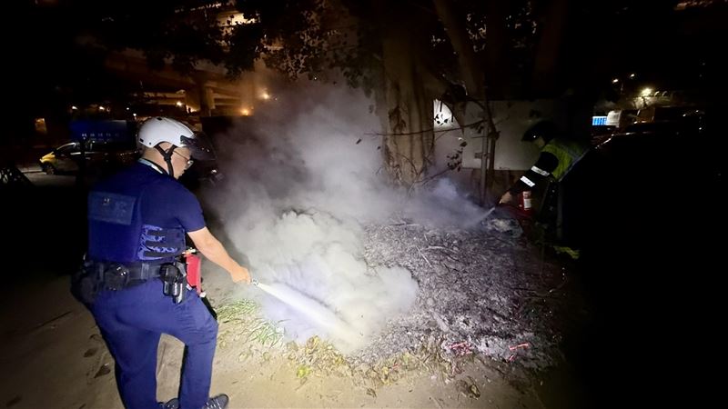 轄區海山分局警員獲報後火速趕抵現場,第一時間與停車場管理員聯手狂噴2支滅火器控制火勢,成功阻止災情擴大。(圖/翻攝畫面)