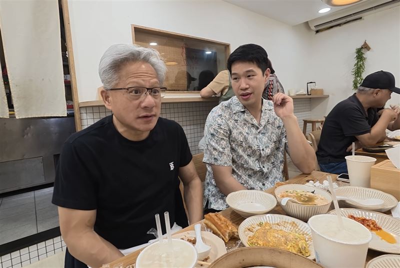 黃仁勳(左)一邊享用台灣早餐,一邊向眾人分享當年如何透過黃頁電話簿聯絡台積電,展開與張忠謀的合作緣分。(翻攝Lex Fridman YouTube)