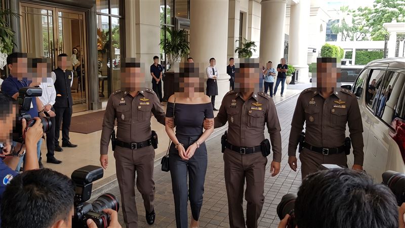 泰國警方近日破獲跨國人蛇偷渡案，逮到34歲中國某航空前潘姓空姐，她離職後赴泰留學期間，涉嫌加入人蛇集團仲介。（示意圖／AI製圖）