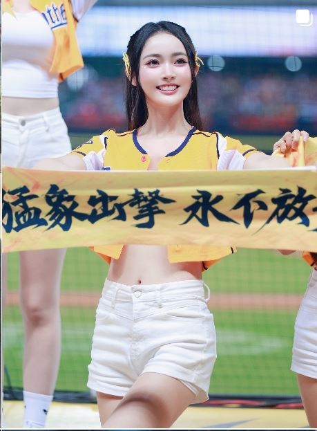 中信兄弟啦啦隊PS女孩怡琪擁有170公分高挑身材,以及清秀甜美的外型,被球迷封為「小王淨」。(圖/翻攝自IG)