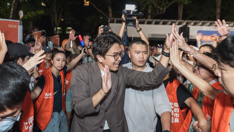 沈伯洋瞄準1選民 將接受破億理財女王專訪