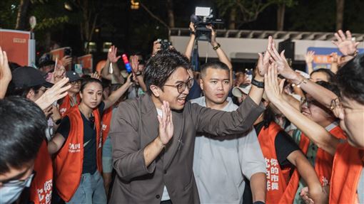 沈伯洋瞄準1選民 將接受破億理財女王專訪