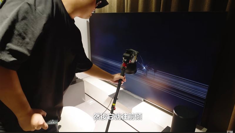 Joeman要開箱的電視不小心被攝影師砸壞。(圖/翻攝自YT)