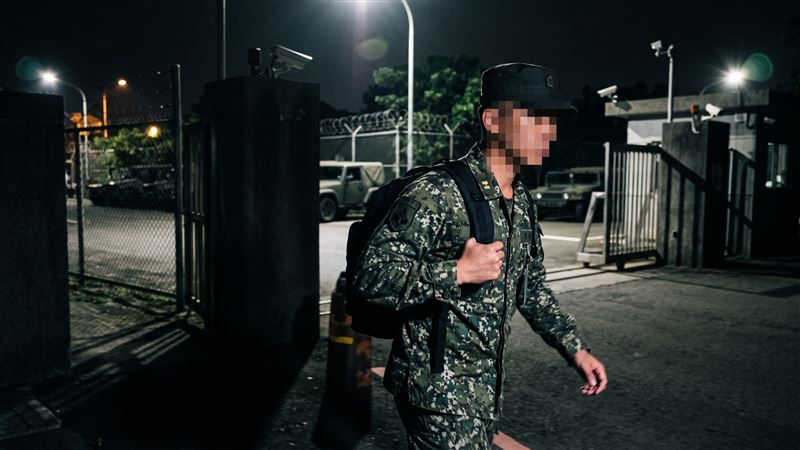 中部陸軍某支援指揮部廖姓上尉,年初擔任留守主官時,沒依規定呈核、更沒報備,2度擅離駐地外出參加餐敘遭檢舉被依法送辦。(示意圖/AI製圖)