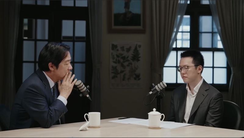 財經YouTuber游庭皓（右）專訪總統賴清德（左），全程一改過去幽默「開車」風格，收斂笑容正經提問，讓不少等待「甩尾超車」的網友笑翻留言：「今天真的很認真！」（圖／翻攝自臉書游庭皓的財經皓角）