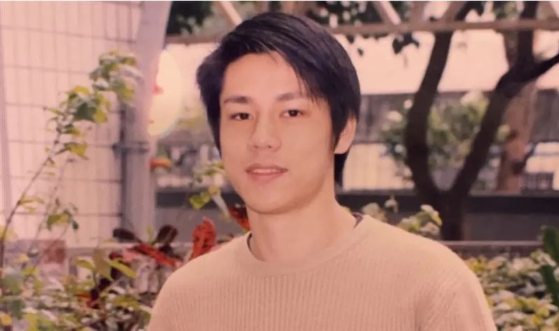 民進黨台北市議員參選人賴俊翰近日跟風曬出年輕舊照。(圖／翻攝自Threads）