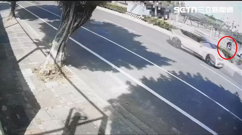 嫌犯將運鈔車開至健康路,騎乘機車離開。(圖/翻攝畫面)