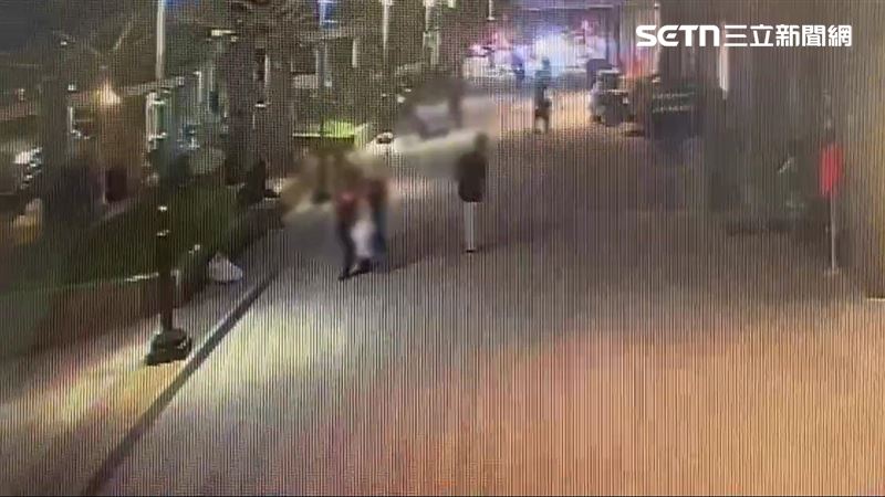 台北車站黃姓街友隨地便溺遭雙煞圍毆。(圖/翻攝畫面)