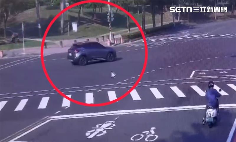夫妻倆開車行經路口畫面曝光。（圖／翻攝畫面）