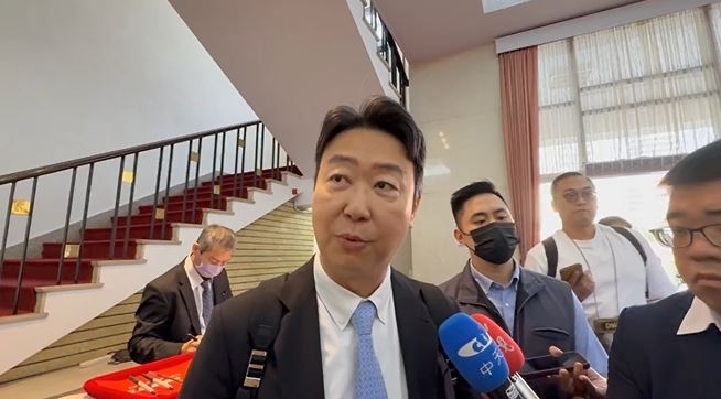 交通部長陳世凱說松山機場遷建所有工作應該是中央，北市府應該沒有工作要做，各部會評估還沒啟動，他才建議蔣萬安就專業部分來跟我們討論，至少發一個公文，來詢問一下我們會給專業評估給他比較精準，目前為止一個公文都沒來。（圖／翻攝畫面）