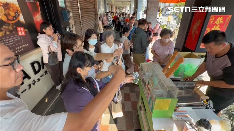 洋流雞蛋糕15日下午在台南飲料店免費發放200支，吸引大批民眾排隊。（圖／翻攝畫面）