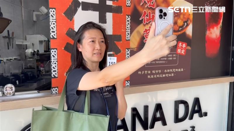 洋流雞蛋糕15日下午在台南飲料店免費發放200支，吸引大批民眾排隊。（圖／翻攝畫面）