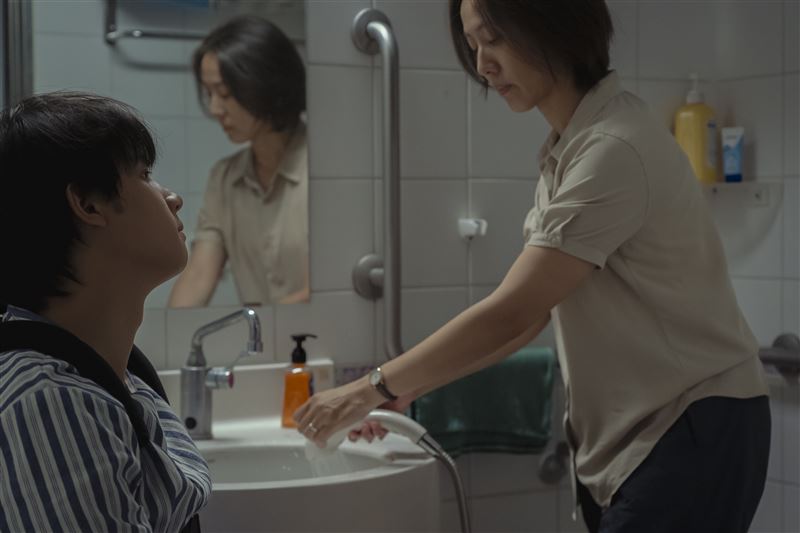 國片《有用的人》李芸嬋導演在「2026釜山國際影展」勇奪主競賽單元最佳導演獎。(圖/高二電影股份有限公司提供)