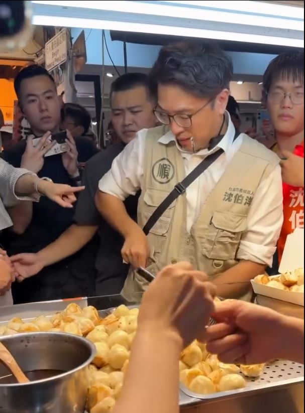 民進黨台北市長參選人沈伯洋昨晚赴士林夜市進行最後掃街,現場湧入大批支持者擠爆通道。掃街途中發生逗趣插曲。(圖/翻攝自Threads @koudilai)