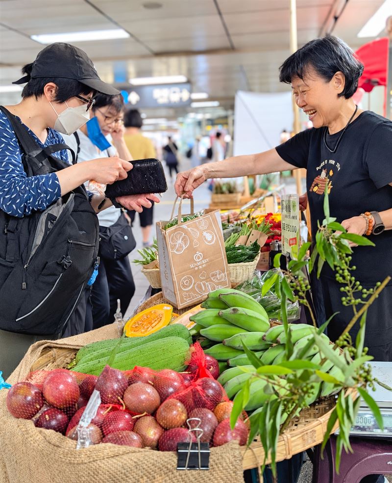 在世界糧食日這天，號召消費者一起用行動支持友善農業。（圖／台肥提供）