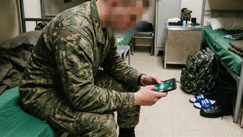 陸軍下士服役期間,於恆春鎮的營區寢室、吸菸區及中山室內,用手機玩線上百家樂,10天內賭贏5萬4343元。(示意圖/AI製圖)