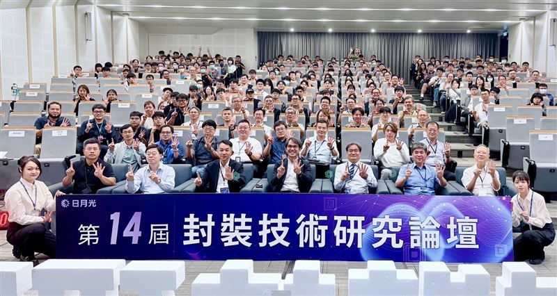 日月光蔡騏隆副總經理(左起)、日月光白宗民副總經理、中山工學院郭振坤院長、日月光洪松井執行副總經理、成大智慧半導體及永續製造學院羅裕龍副院長、日月光王盟仁副總經理、日月光暨成大共研中心林光隆主任(圖/日月光提供)