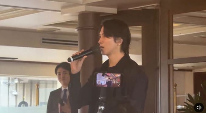 在東京灣舉辦的遊船活動中,山下智久趁著工作空檔無預警現身,讓現場粉絲瞬間嗨翻。(圖/翻攝自X平台)