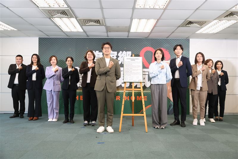 沈伯洋與10名民進黨青年世代鄉鎮市長參選人共同舉行記者會(圖/民進黨提供)