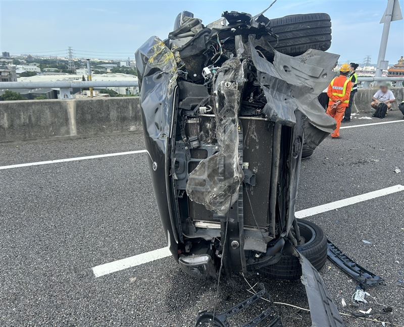 賓士箱型車撞擊後側翻,車頭嚴重受損。(圖/翻攝畫面)