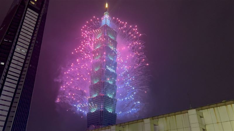旭集信義店跨年晚餐二時段，可至戶外露臺欣賞101煙火。(圖／饗賓集團提供）
