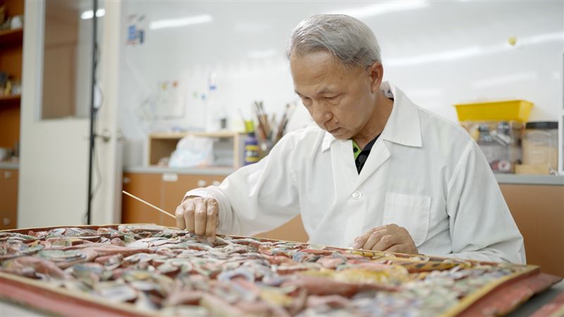 文化總會《匠人魂》16日推出全新集數「時間的修復者」，林佳禾參與花蓮馬太鞍保安寺修復，延續受到2025年堰塞湖災害重創文物的生命。（圖／文化總會提供）