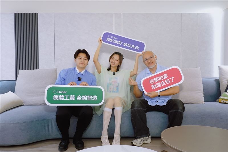 圓滿達成一日店長任務,右起斗哥、小僑與設計師葉秀倫,歡迎有裝潢需求的朋友,蒞臨台灣歐德國際物流中心參觀。(圖/歐德傢俱)