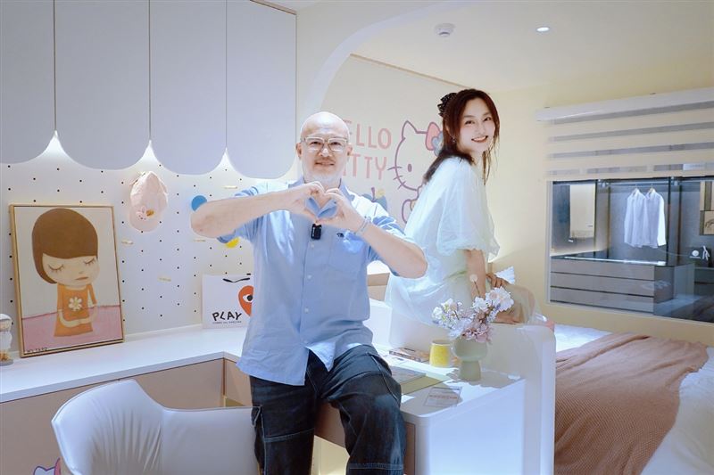 擋不住歐德傢俱輕奢衣帽間與 Hello Kitty 兒童房魅力!趙小僑(右)直呼要幫剛裝潢的新家升級,讓劉亮佐(左)哭笑不得。(圖/歐德傢俱提供)