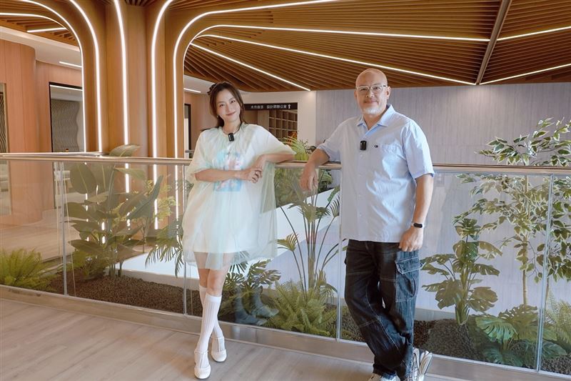 趙小僑與劉亮佐置身於「永生樹」下,展現歐德傢俱用自然永續長久陪伴家庭的美好寓意。(圖/歐德傢俱提供)